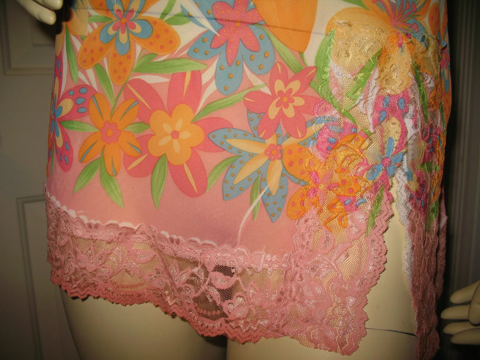 MADE In USA TWENTY ONE Womens Tops White Multi Color Floral Print SHEER SPAGHETTI CAMISOLE TOP Small