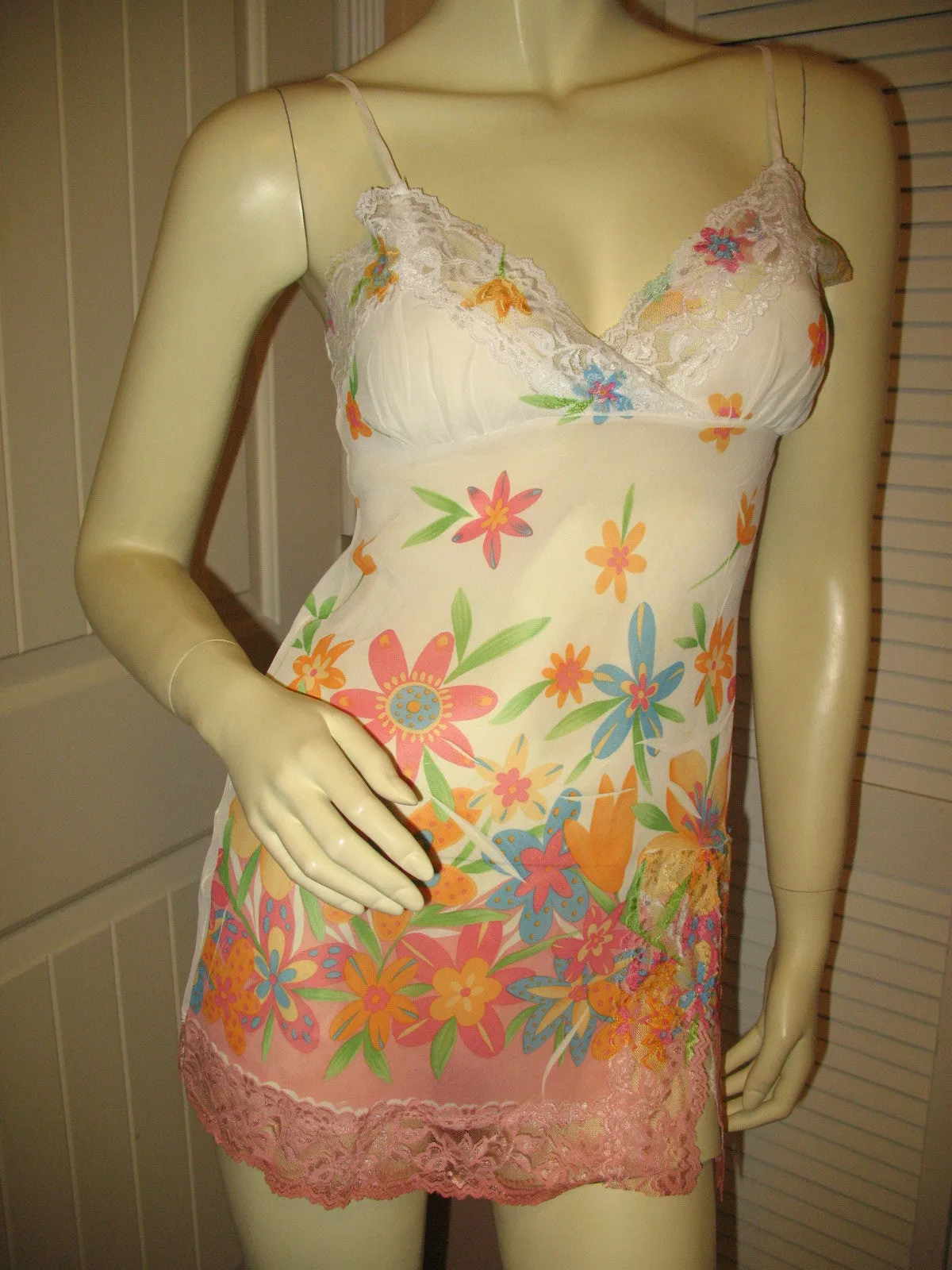 MADE In USA TWENTY ONE Womens Tops White Multi Color Floral Print SHEER SPAGHETTI CAMISOLE TOP Small