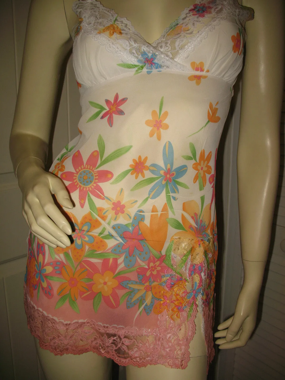 MADE In USA TWENTY ONE Womens Tops White Multi Color Floral Print SHEER SPAGHETTI CAMISOLE TOP Small