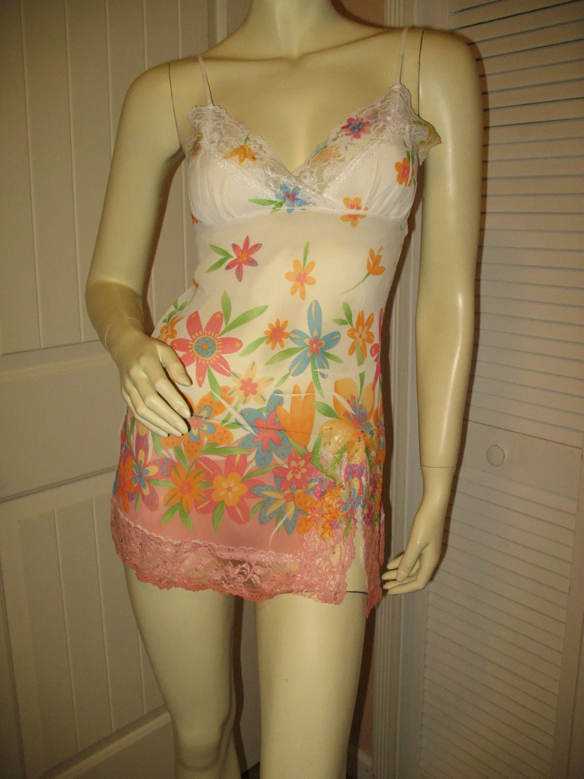 MADE In USA TWENTY ONE Womens Tops White Multi Color Floral Print SHEER SPAGHETTI CAMISOLE TOP Small