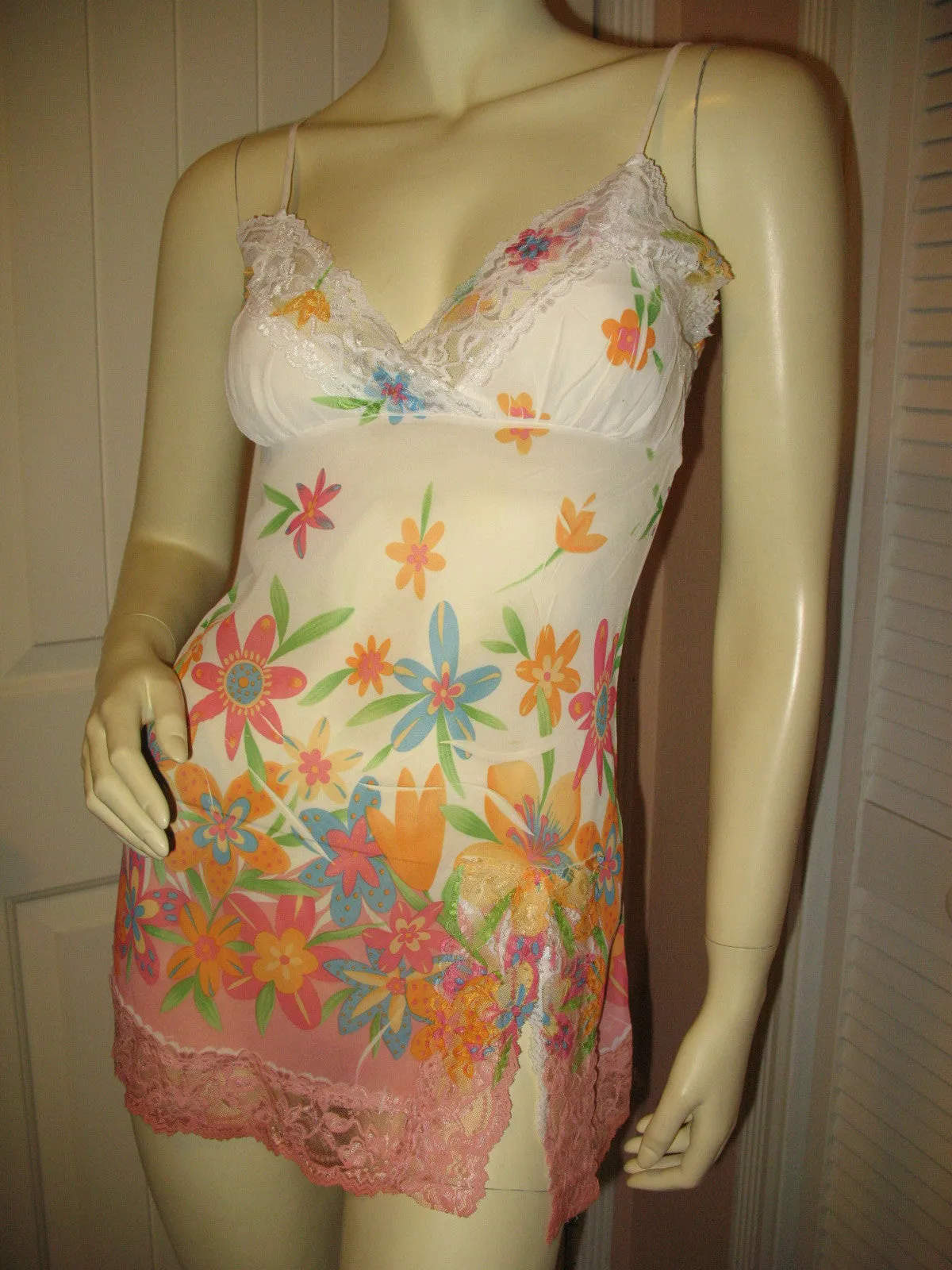 MADE In USA TWENTY ONE Womens Tops White Multi Color Floral Print SHEER SPAGHETTI CAMISOLE TOP Small