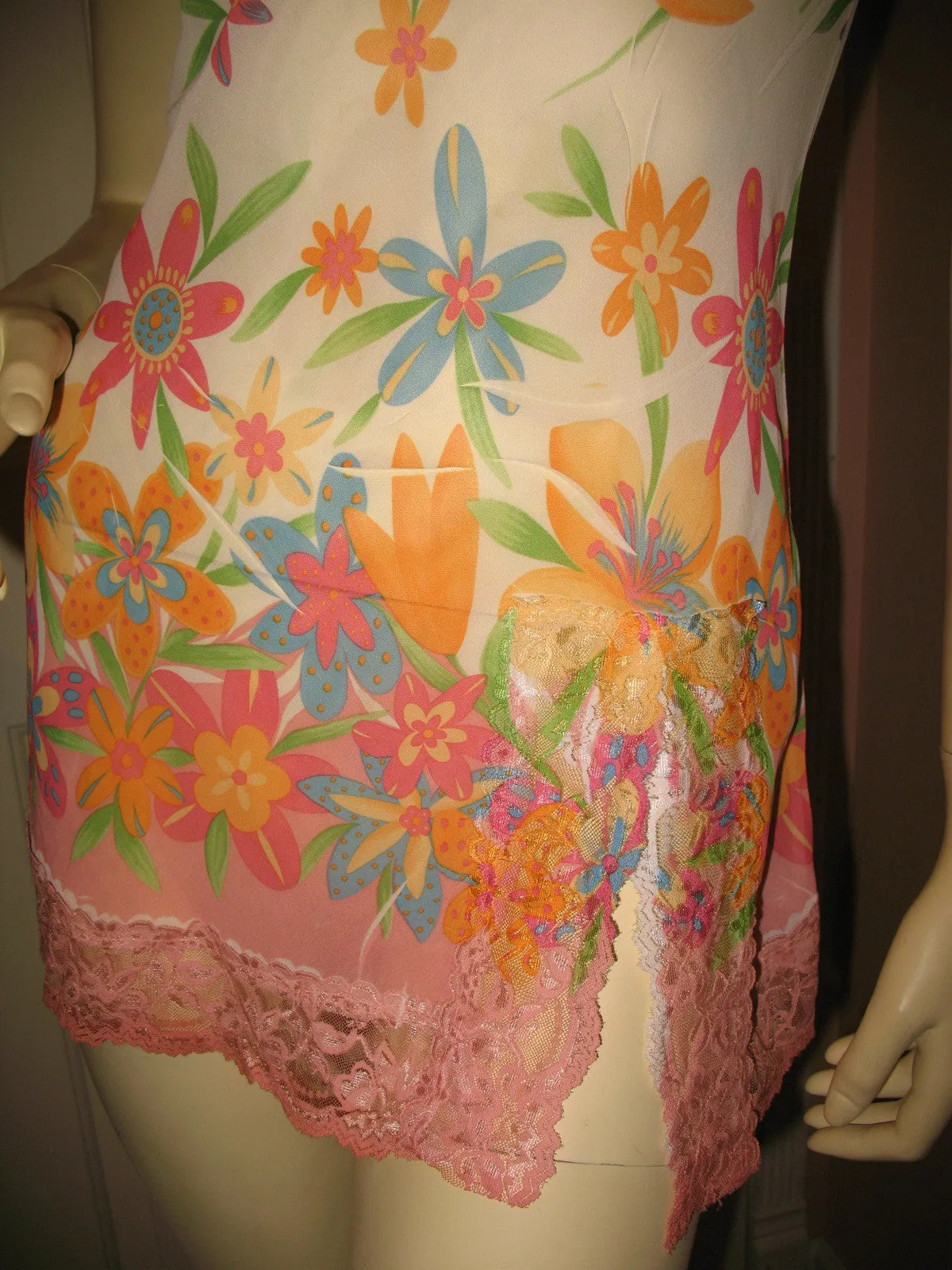 MADE In USA TWENTY ONE Womens Tops White Multi Color Floral Print SHEER SPAGHETTI CAMISOLE TOP Small